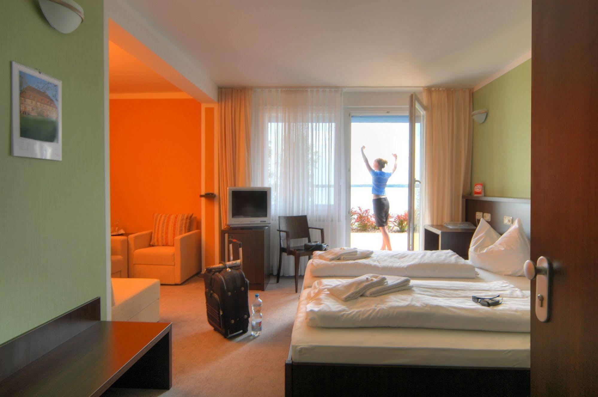 Strandhotel Senftenberger See Exteriör bild